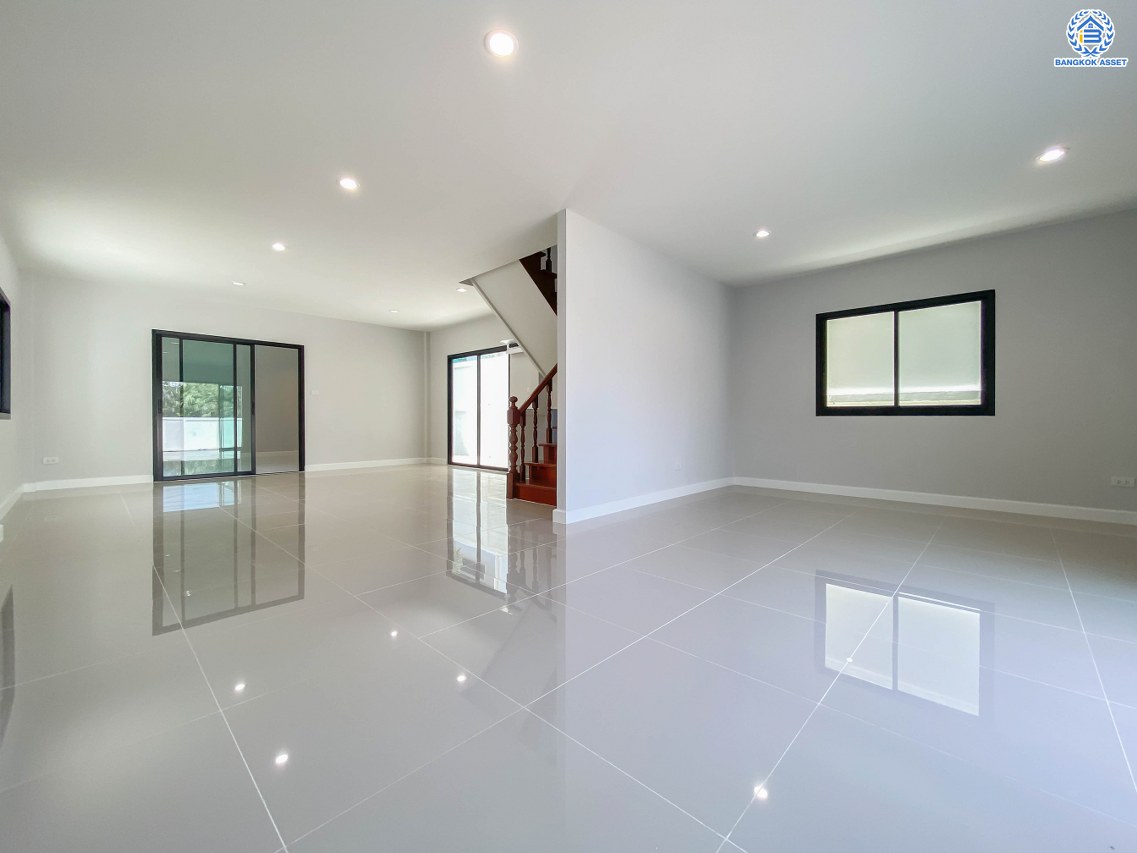 บ้านมือสองตกแต่งใหม่ โครงการ ป.ผาสุก บรมราชชนนี เนื้อที่ 77 ตร.ว. ฟังก์ชันจัดเต็ม 3 ห้องนอน 2 ห้องน้ำ จอดรถได้ 3 คัน บนทำเลศักยภาพ เข้า-ออกได้ทั้งถนนบรมราชชนนี ถนนพุทธมณฑลสาย2 และถนนกาญจนาฯ ใกล้ทางคู่ขนานลอยฟ้าบรมราชชนนี, เซ็นทรัลปิ่นเกล้า และม.มหิดล